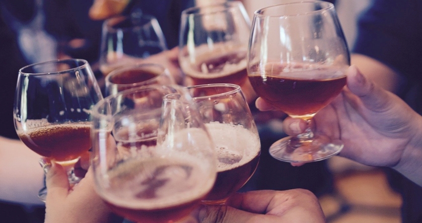 ワインを乾杯する人々