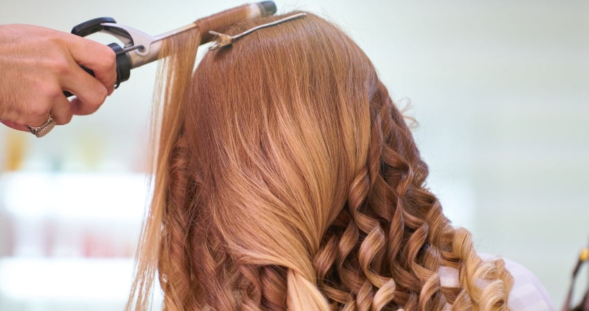 ドライヤーと女性