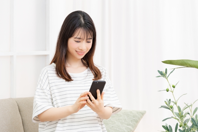 スマホを操作する女性